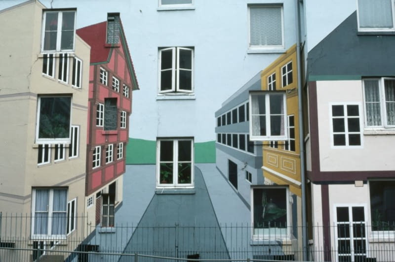 Drugie co do wielkości miasto Niemiec to idealne miejsce na oryginalną architektoniczną wycieczkę. Spotkasz tu zarówno spichlerze z XIX wieku z ceglanymi magazynami stojącymi nad kanałami, jak i jedno z najnowocześniejszych dzielnic portowych Hafencity. Hamburg to tętniące życiem miasto kontrastów, które upodobali sobie wspólcześni artyści. Na zdjęciu malowidło ścienne w stylu Tromp l'Oeil na jednym z budynków mieszkalnych w Hamburgu. Drugie co do wielkości miasto Niemiec to idealne miejsce na oryginalną architektoniczną wycieczkę. Spotkasz tu zarówno spichlerze z XIX wieku z ceglanymi magazynami stojącymi nad kanałami, jak i jedno z najnowocześniejszych dzielnic portowych Hafencity. Hamburg to tętniące życiem miasto kontrastów, które upodobali sobie wspólcześni artyści. Na zdjęciu malowidło ścienne w stylu Tromp l'Oeil na jednym z budynków mieszkalnych w Hamburgu.