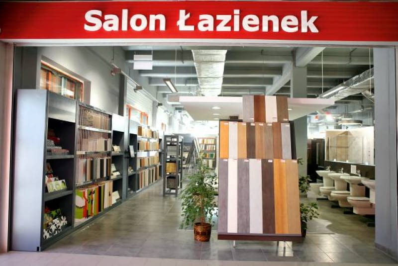 W salonie znajdziemy wszystko, co jest potrzebne do urządzenia łazienki. Co miesiąc firma przygotowuje promocje, za każdym razem są nimi objęte inne towary. 18.06.2010 WARSZAWA , SALON LAZIENEK GLAZURA KROLEWSKA W METROPOL DOM I WNETRZE NA UL . JAGIELLONSKIEJ 82 .