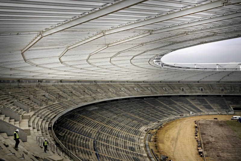 Na Stadionie Śląskim w Chorzowie odliczają już miesiące i dni do hucznego otwarcia 07.12.2015 Chorzow . Budowa dachu Stadionu Slaskiego - widok z dolu i od gory . Fot. Grzegorz Celejewski / Agencja Gazeta