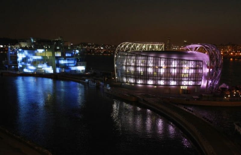 Największa sztuczna wyspa na świecie - Floating Island w Seulu The Floating Island is lit up on Han River in Seoul May 23, 2011. The world's largest artificial 'floating island', housing three inter-connected cultural centres on Seoul's Han River, was unveiled to the public in the latest addition to the city's multi-billion dollar makeover last Saturday. Thousands of people turned out for the partial opening of the trendy 20,400 square-metre development, which was privately funded at a cost of about 88 million dollars. It is scheduled for completion in September. To match Reuters Life! KOREA-CULTURE/ REUTERS/Truth Leem (SOUTH KOREA - Tags: CITYSCAPE SOCIETY)