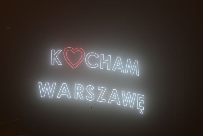 Napis "Kocham Warszawę" na wieżowcu Warsaw Spire Napis "Kocham Warszawę" na wieżowcu Warsaw Spire