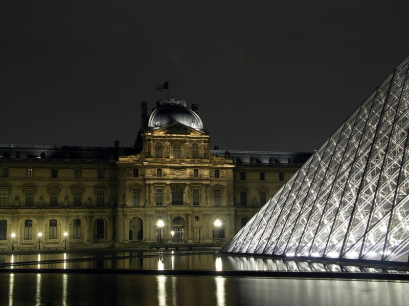 Piramida Luwru nocą, proj. I. M. Pei paryz, muzeum, luwr, pei