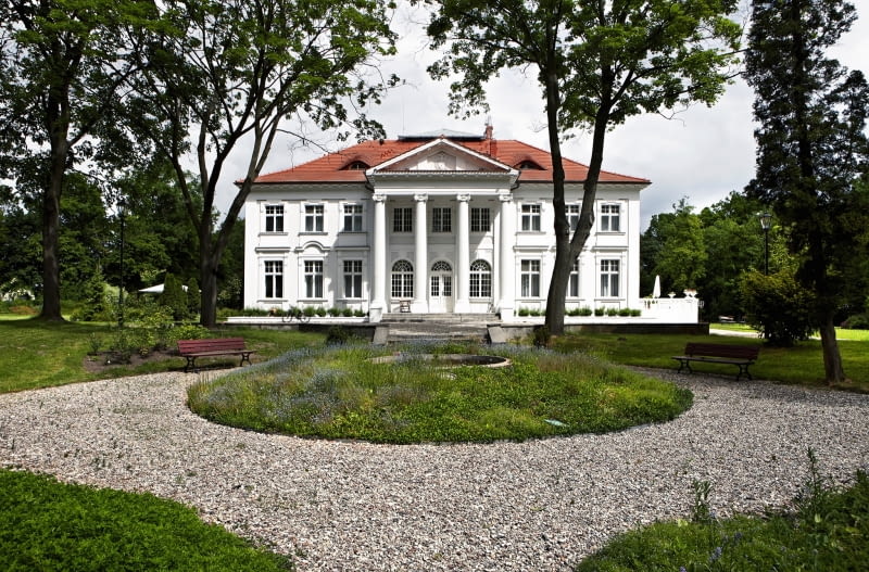 Wcześniej mieściły się tu rolnicze biura i szkoła, teraz jest przytulny dom. Wcześniej mieściły się tu rolnicze biura i szkoła, teraz jest przytulny dom.