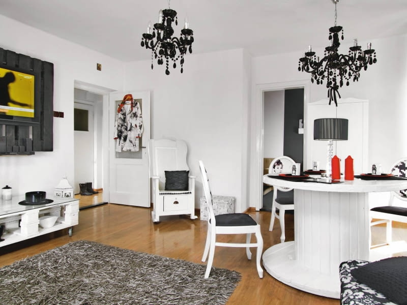Czarno-białą kolorystykę wybrała Aneta. W domu chce bowiem odpocząć od żywych barw, z którymi ma do czynienia w pracy (prowadzi firmę Folk Design projektującą ubrania inspirowane strojami podhalańskimi). salon, wystrój wnętrz, czarno-białe mieszkanie, Folk Design