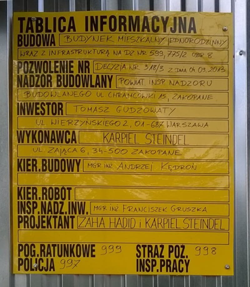 Tablica informacyjna budowy domu jednorodzinnego projektu Zahy Hadid w Zakopanem, fot. Maciej Stojek Tablica informacyjna budowy domu jednorodzinnego projektu Zahy Hadid w Zakopanem, fot. Maciej Stojek