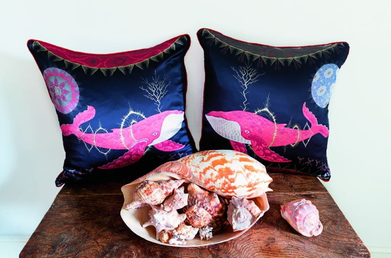 Wielorybi śpiew. Jedwabne, ręcznie wyszywane poduszki "Cosmic Whale". Rysunek zaprojektowany przez Fina, Klausa Haapaniemiego, projektanta i artystę znanego z pięknych bajkowych motywów. www.klaush.com Wielorybi śpiew. Jedwabne, ręcznie wyszywane poduszki "Cosmic Whale". Rysunek zaprojektowany przez Fina, Klausa Haapaniemiego, projektanta i artystę znanego z pięknych bajkowych motywów. www.klaush.com