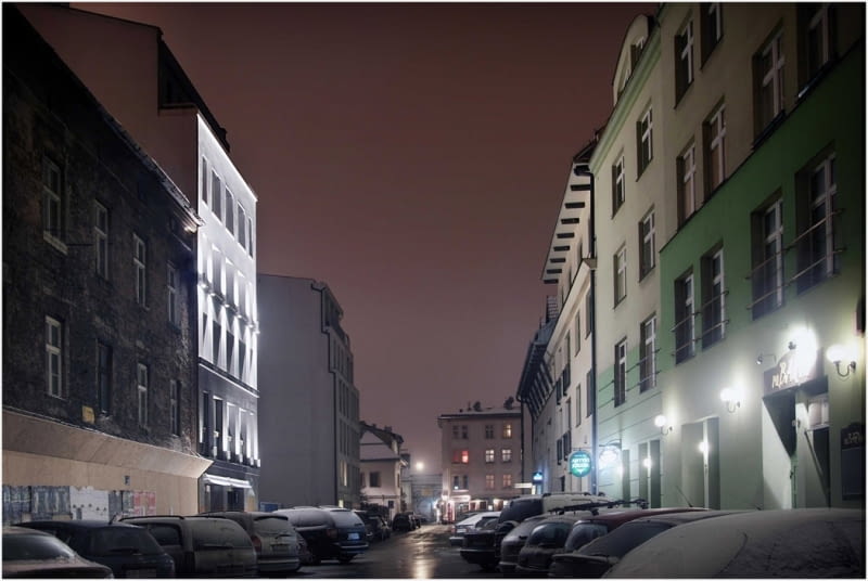 Ulica Kupa, oświetlony hotel po lewej hotel, off white, ovotz design lab., kraków, kazimierz, architektura, projekt