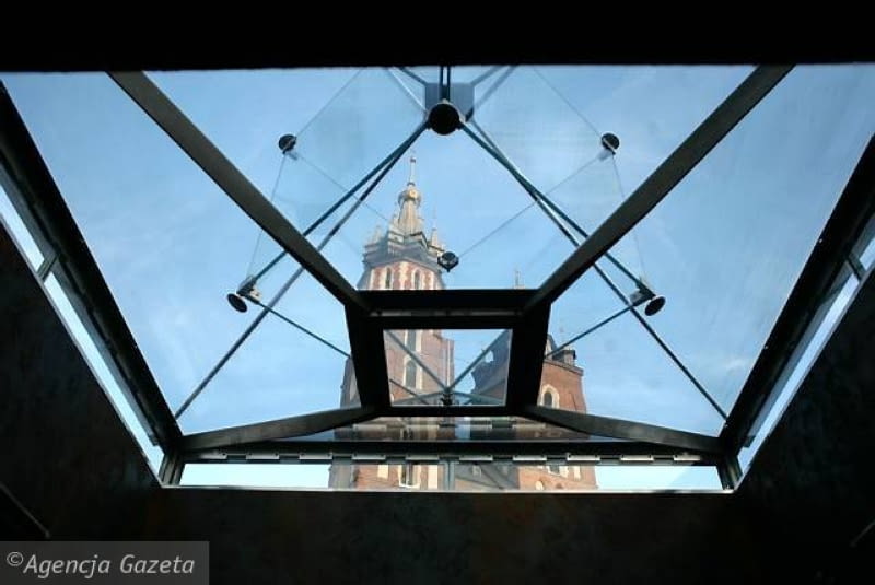24 WRZEŚNIA. Otwarcie podziemi Rynku w Krakowie. Pod płytą placu powstało multimedialne muzeum i skansen archeologiczny w jednym, gdzie można oglądać wystawę "Śladem europejskiej tożsamości Krakowa". Na powierzchni ok. 4 tys. metrów kwadratowych znajduje się ekspozycja ukazująca rolę Krakowa w średniowiecznej Europie i ponad 800-letnią tradycję handlu i rzemiosła na tym terenie. Pod płytą największego rynku w Europie powstał unikatowy park archeologiczny, którego budowa trwała od 2005 roku. Najbardziej kontrowersyjnym elementem muzeum jest świetlik, który przybrał na powierzchni Rynku formę piramidy ze szkła stanowiącej zarazem fontannę. podsumowanie, bryła