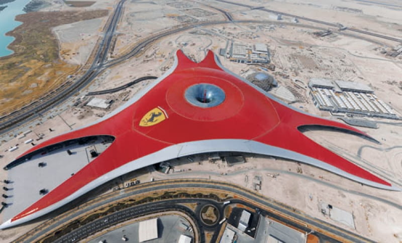Czerwona meduza na pustyni, czyli Ferrari World Abu Dhabi - park tematyczny poświęcony Ferrari na sztucznej wyspie Yas. Otwarcie 28 października 2010 ferrari, yas, zjednoczone emiraty arabskie, muzeum, największe na świecie, abu dhabi
