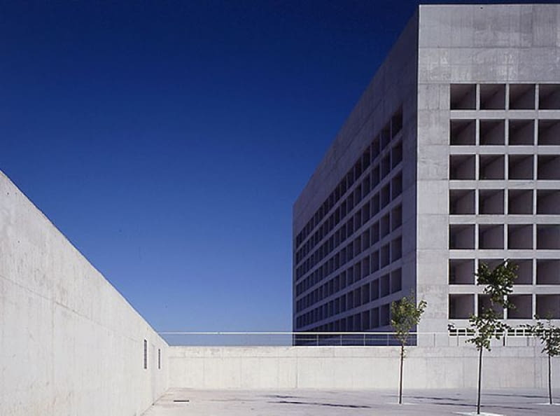 Siedziba banku Caja Granada w hiszpańskiej Granadzie - arcydzieło Alberto Campo Baezy muzeum, alberto campo baeza, granada, minimalizm, hiszpania, beton, architekt, biurowiec