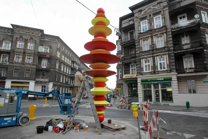 Końcowe prace przy montażu Frygi 22.10.2015 Szczecin , plac Zamenhofa . Montaz rzezby " Fryga " autor Maurycy Gomulicki . Fot. Cezary Aszkielowicz / Agencja Gazeta DLOSZ strony lokalne GW - Szczecin SLOWA KLUCZOWE: Fryga ZDJĘCIE DO WKŁADKI: DLOSZ strony lokalne GW - Szczecin