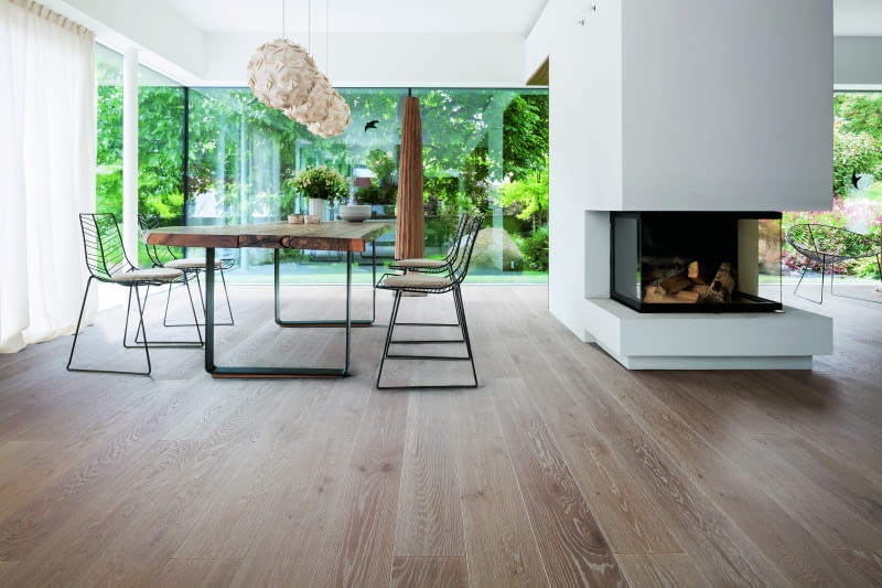 Jasna podłoga w salonie czy jadalni sprawdzi się zarówno w dużych, przestronnych pomieszczeniach, jak i w małych wnętrzach, które chcemy wizualnie powiększyć. Jasna podłoga w salonie czy jadalni sprawdzi się zarówno w dużych, przestronnych pomieszczeniach, jak i w małych wnętrzach, które chcemy wizualnie powiększyć.