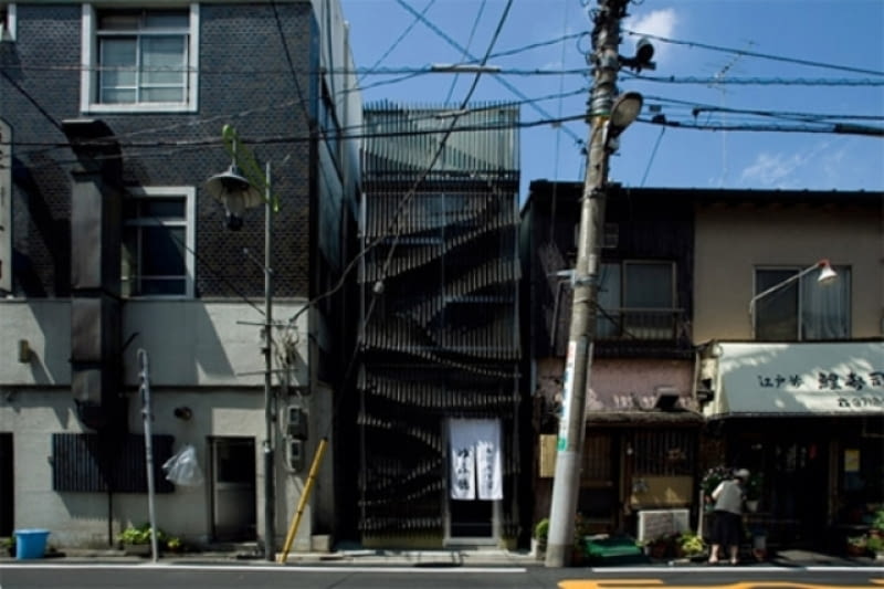 Japońska restauracja Yufutoku z oryginalną, żyletkową fasadą z drewna. Dzieło japońskiej pracowni ISSHO. japońska architektura, japonia, restauracja, fasada, elewacja