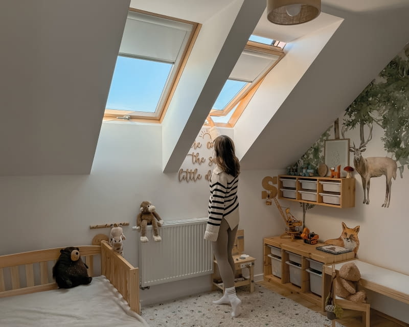 Głównym zadaniem rolet wewnętrznych do okien dachowych jest dekoracja pomieszczenia. Poza tą podstawową funkcją oferują jeszcze wiele udogodnień – tj. chronią przed promieniami UV czy pozwalają kontrolować ilość światła wpadającego do pomieszczenia.