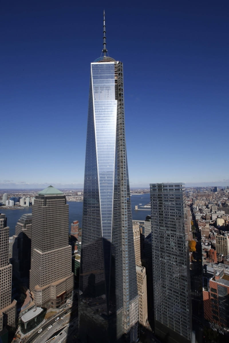 Wieżowiec Freedom Tower w Nowym Jorku (One World Trade Center) The One World Trade Center tower is seen in New York during a press tour in this file photo taken November 8, 2013. The Council on Tall Buildings and Urban Habitat has announced that One World Trade Center will surpass Chicago's Willis Tower as the tallest building in the United States when it opens next year. REUTERS/Mike Segar/Files (UNITED STATES - Tags: CITYSCAPE BUSINESS)