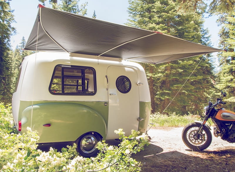 Happier Camper w stylu lat 60. z modułowym wnętrzem Happier Camper w stylu lat 60. z modułowym wnętrzem