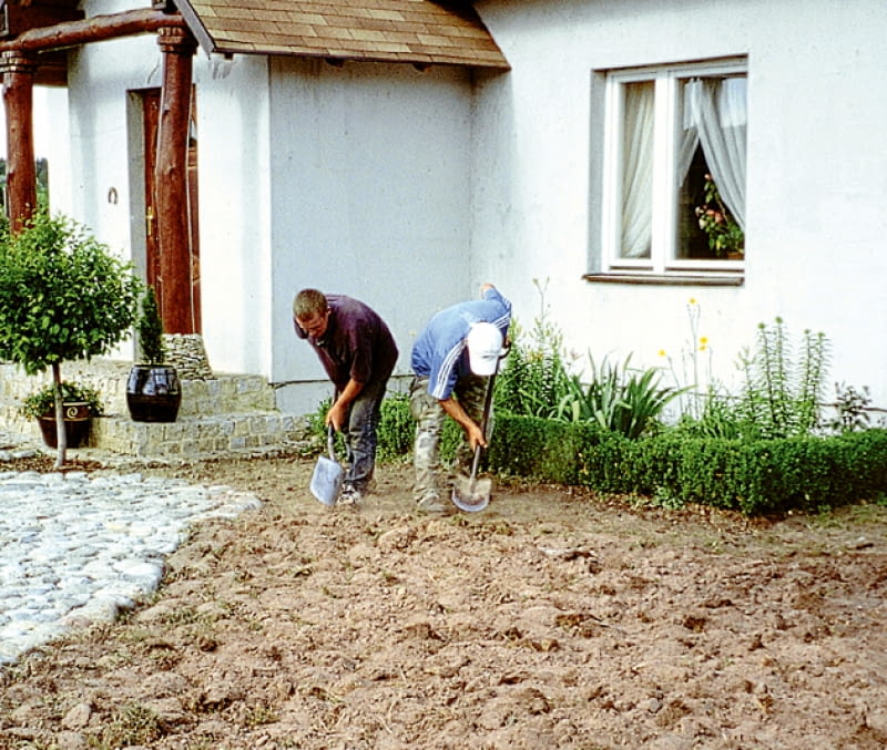 Krok 1. Teren pod trawnik przekopujemy lub spulchniamy ziemię za pomocą glebogryzarki. ZAKLADANIE TRAWNIKA ETAP I PRZEKOPYWANIE WIERZCHNIEJ WARSTWY GLEBY SZPADLEM SZPADEL NARZEDZIE OGRODNICZE PRACA MEZCZYZNA FOT. SERWIS PRASOWY FIRMA GRAMINA DO JEDNORAZOWEJ PUBLIKACJI PUBLIKACJA OGRODY NR 8 (52) - 8.2003 PUBLIKACJA OGRODY NUMER SPECJALNY - KATALOG PROJEKTOW - 4.2004 PUBLIKACJA OGRODY NUMER SPECJALNY 2/2005 - TRAWNIK - 6.2005