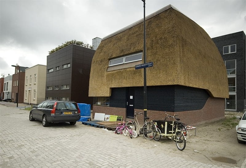 Dom kryty strzechą - MOPET architecten MOPET architecten , amsterdam