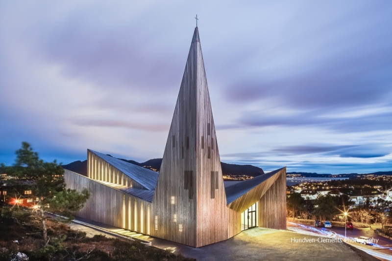 Kościół w Knarvik UKnarvik Church / Knarvik Kirke at dusk, Norway designed by Reiulf Ramstad Arkitekter.8BIM8BIMwww.hundven-clements.com8BIM/j
