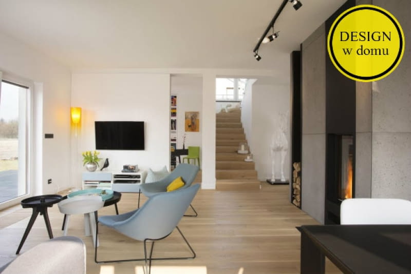 Dom jednorodzinny w Skórzewie pod Poznaniem. Proj. Easst.com. Niebieskie fotele w salonie to Mishell firmy NOTI. dom jednorodzinny, design w domu, niewielki dom, jak urządzić dom, oryginalny dom