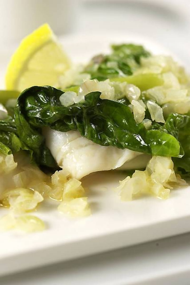 10.10.2005 WARSZAWA , SESJA JEDZENIE , SESJA PIEC SKLADNIKOW , HALIBUT Z RZYMSKA SALATA