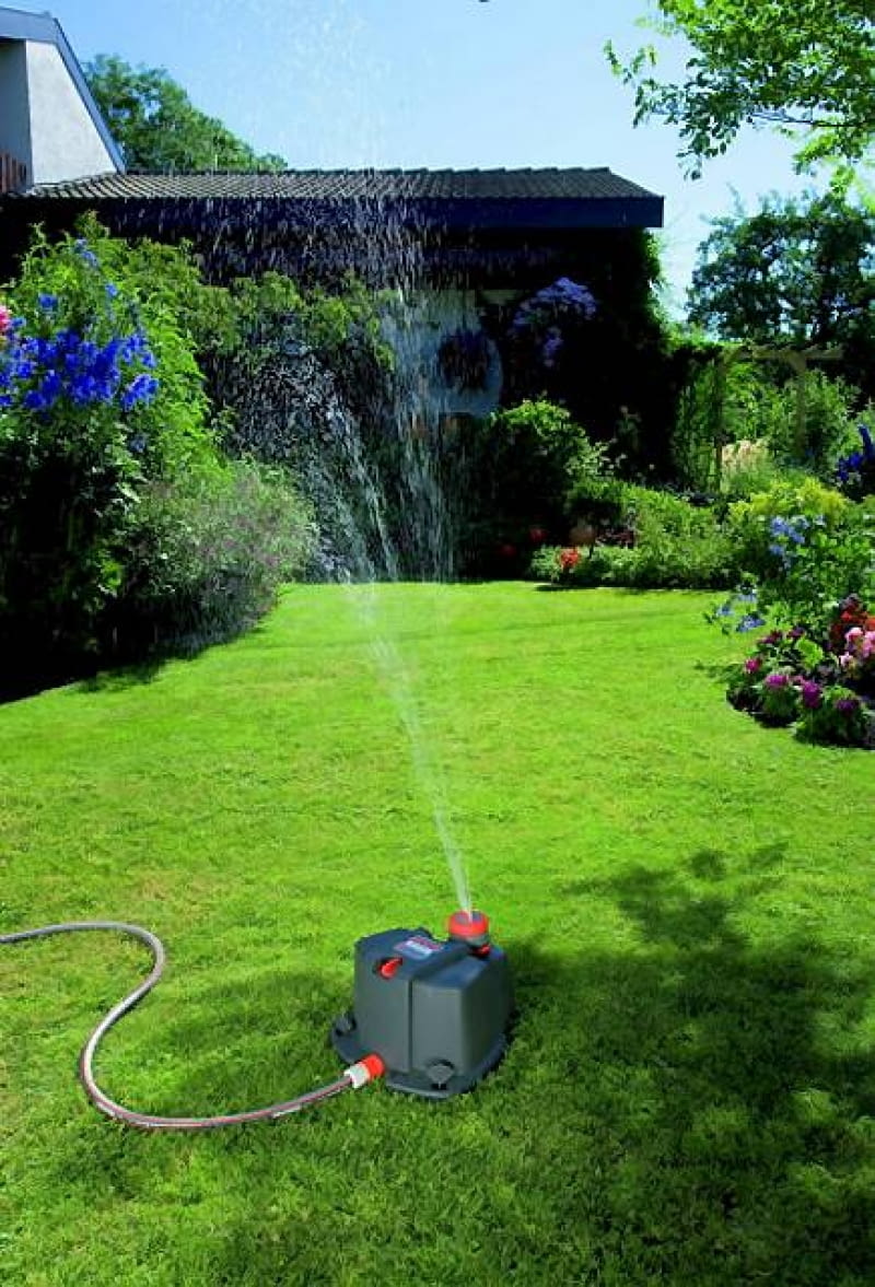 Przenośny AquaContour Automatic zrasza powierzchnie o nietypowych kształtach. Gardena ONE TIME USE ONLY DO JEDNOKROTNEJ PUBLIKACJI OGROD SYSTEM NAWADNIAJACY ZRASZACZ AQUA CONTOUR AUTOMATIC FOT. GARDENA PUBLIKACJA KWIETNIK NR 2 (146) - 2 2007