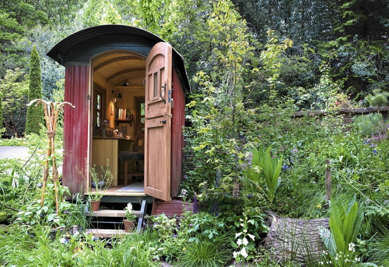 CR3NYR The Plankbridge Shepherd's Hut Garden Sponsor: Plankbridge Hutmakers Ltd Artisan Garden at RHS CHelsea Flower Show 2012 SLOWA KLUCZOWE: Plankbridge Shepheds Hut Garden [Artisan Garden] [Plankbridge Shepheds Hut Garden] RHS Chelsea Flower Show 2012 [RHS Chelsea Flower Show 2012] Artisan Garden hut shed writer's hut outdoor office Plankbridge Hutmakers