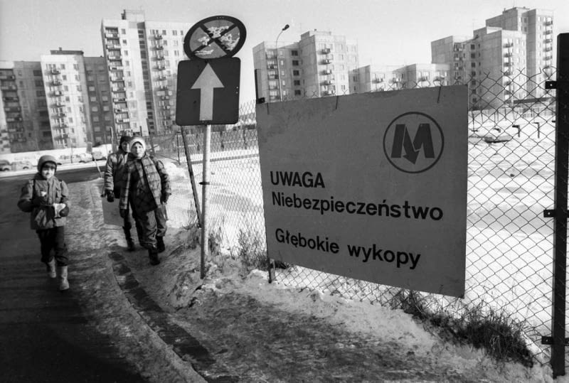 Budowa stacji Ursynów, 1985 r. 1985 Warszawa. Budowa metra. Stacja Warszawa Ursynow. fot.Aleksander Jalosinski/FORUM UWAGA!!! Cena minimalna dla publikacji w prasie i ksiazkach - 200 PLN xxxx SLOWA KLUCZOWE: metro budowa ursynow Warszawa miasto komunikacja plac budowy prl dzieci idace do szkoly droga do szkoly szkola