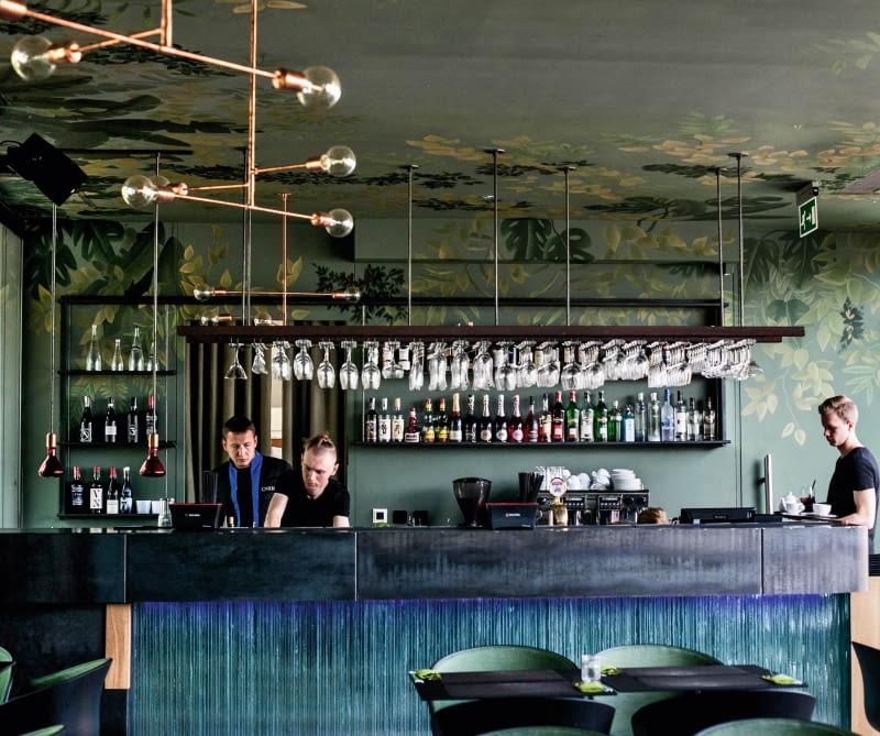 Kolory We wnętrzu restauracji dominują odcienie kojarzące się z morzem i plażą. Kolory We wnętrzu restauracji dominują odcienie kojarzące się z morzem i plażą.