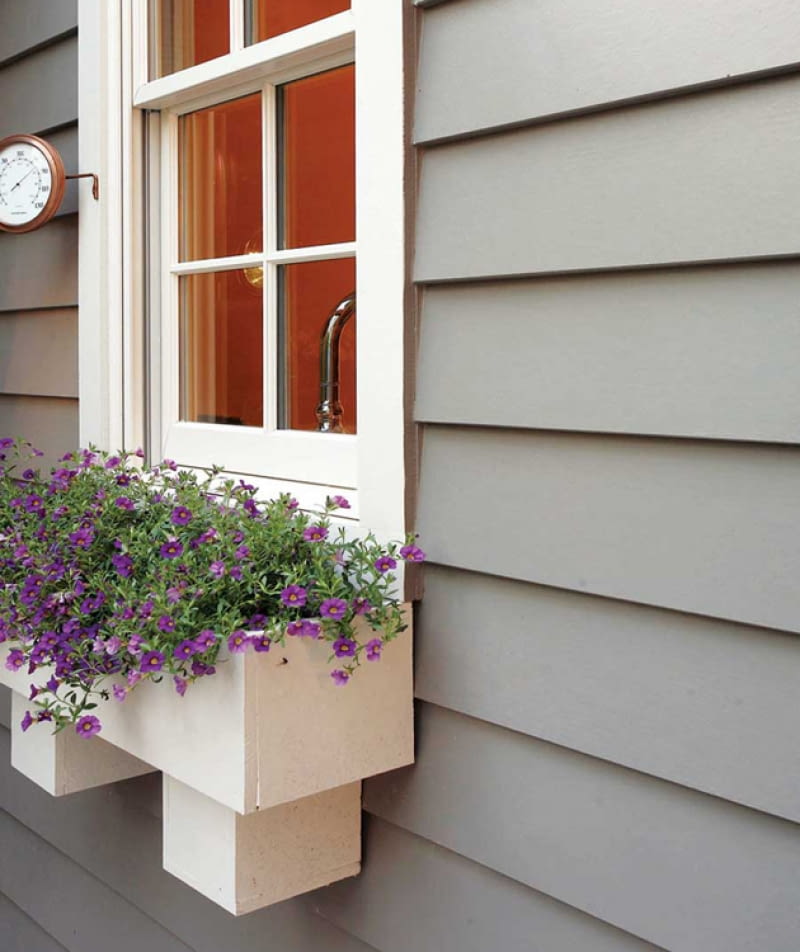Siding na elewacji Fiber-cement siding is manufactured to resemble cedar shingles and wood clapboards (either wood-grain or smooth).
