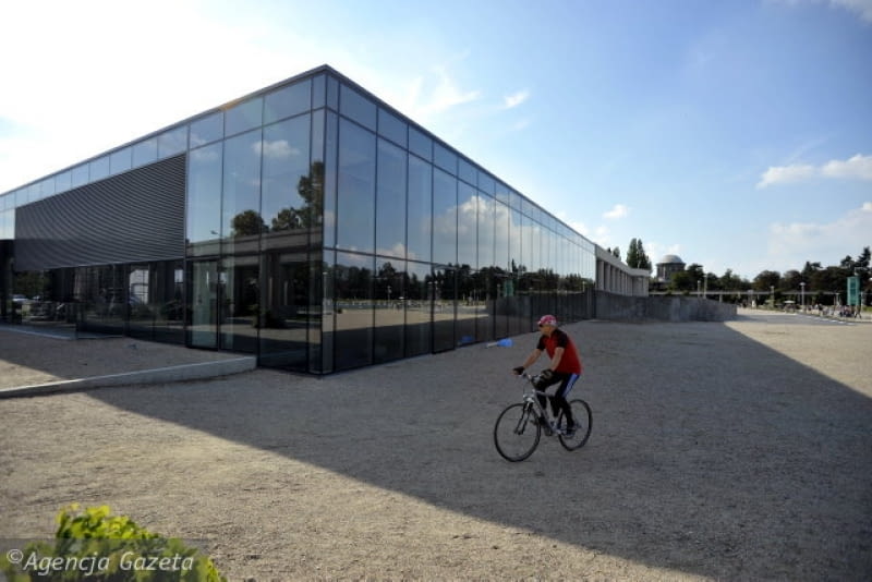14 WRZEŚNIA. otwarcie nowego pawilonu przy wrocławskiej Hali Stulecia. Tuż przy wpisanej na listę UNESCO Hali projektu Maxa Berga wyrósł szklany prostopadłościan Regionalnego Centrum Turystyki Biznesowej. Stanowi on jeden z elementów kompleksowej modernizacji zabytkowych terenów targowych. Nowoczesna struktura powstała w wyniku przebudowy i rozbudowy dawnego pawilonu restauracyjnego. W Centrum znalazły się m.in. dwie przeszklone sale na ok. 1000 osób każda, a także ogólnodostępna restauracja i bistro. Autorzy projektu budynku: VROA Architekci oraz ch + Architekci. podsumowanie, bryła