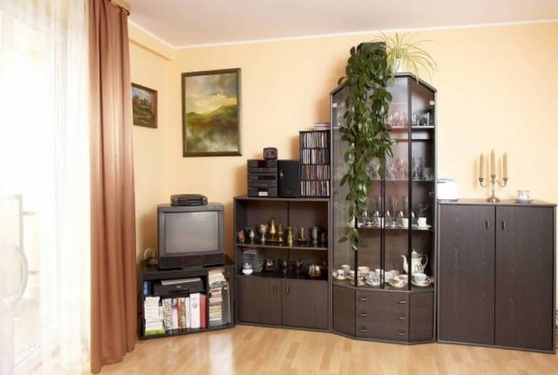 Małe wnętrze z meblami dosuniętymi do ściany 29.06.2006 WARSZAWA METAMORFOZA WNETRZA POKOJ MEBLESTYLIZACJA ANETA KOSIBAFOT. LUKASZ ZANDECKI / AGENCJA GAZETAPUBLIKACJA CZTERY KATY NR 2 (184) - 2 2007