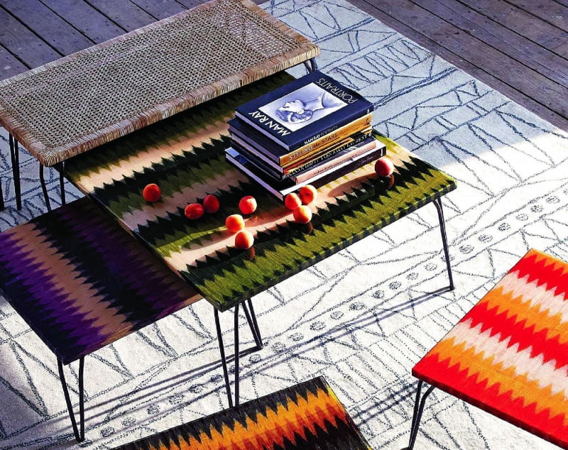 Barwne stoliki - blaty z utwardzonych żywicą włókien bananowca. Wykonane przez artystów z Filipin, Anthropologie.