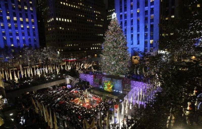 Wokół nowojorskiej choinki przy Rockefeller Center zgromadziły się dziesiątki tysięcy osób, w Paryżu choinka powstała z plastikowych butelek, a w Berlinie rozświetlono 270 drzew wzdłuż słynnej ulicy Unter den Linden. Co roku największe miasta świata przechodzą świąteczną metamorfozę. Zobacz i oceń która podoba Ci się najbardziej. Na zdjęciu najsłynniejsza nowojorska choina. Rockefeller Center, choinka, nowy jork