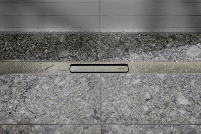 Nowy odpływ liniowy dostępny jest w kolorze czarnym z odporną na zarysowania powłoką PVD oraz zabezpieczeniem przed odciskami palców, a także w wykończeniu ze szczotkowanej stali nierdzewnej.