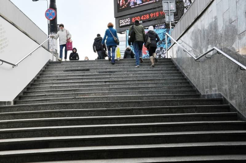 Schody do przejścia podziemnego pod rondem Dmowskiego Schody do przejścia podziemnego pod rondem Dmowskiego