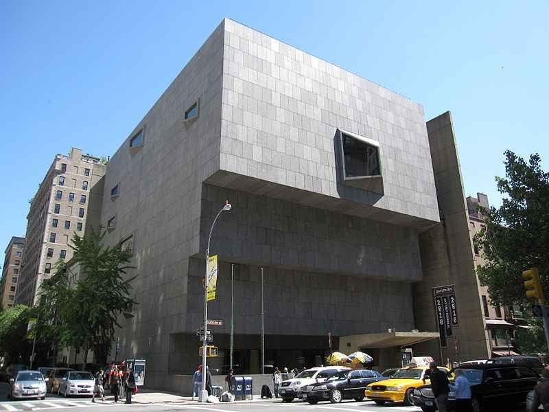 Dotychczasowa siedziba The Whitney Museum of American Art budowana w latach 1963-1966 projektu Marcela Breuera, słynnego węgierskiego modernisty, studenta i wykładowcy Bauhausu, który wyemigrował do USA w czasie II wojny światowej muzeum, nowy jork, renzo piano, usa, rozbudowa
