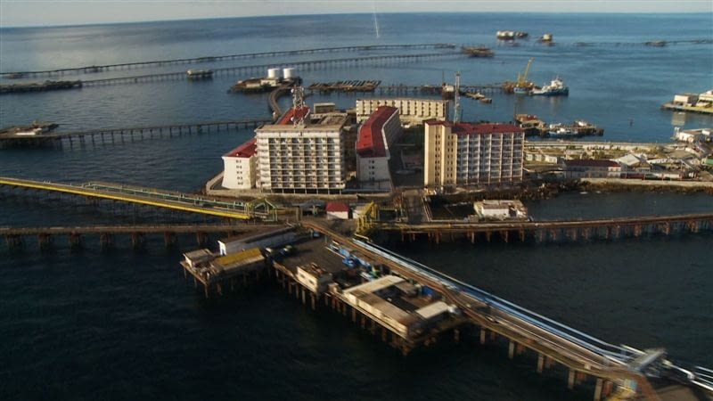 Miasto na morzu w Azerbejdżanie - kadr z filmu Cite du Petrole autorstwa Marca Wolfenbergera Miasto na morzu w Azerbejdżanie - kadr z filmu Cite du Petrole autorstwa Marca Wolfenbergera