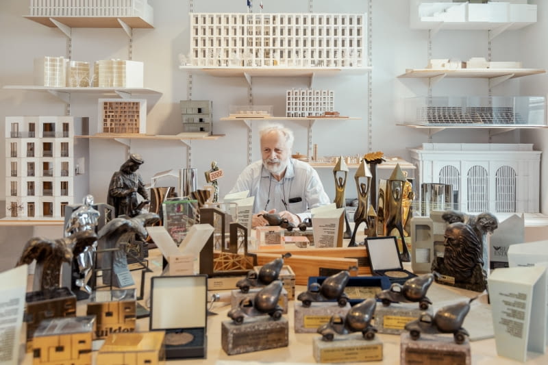 Wojciech Zych ze statuetkami Wojciech Zych ze statuetkami