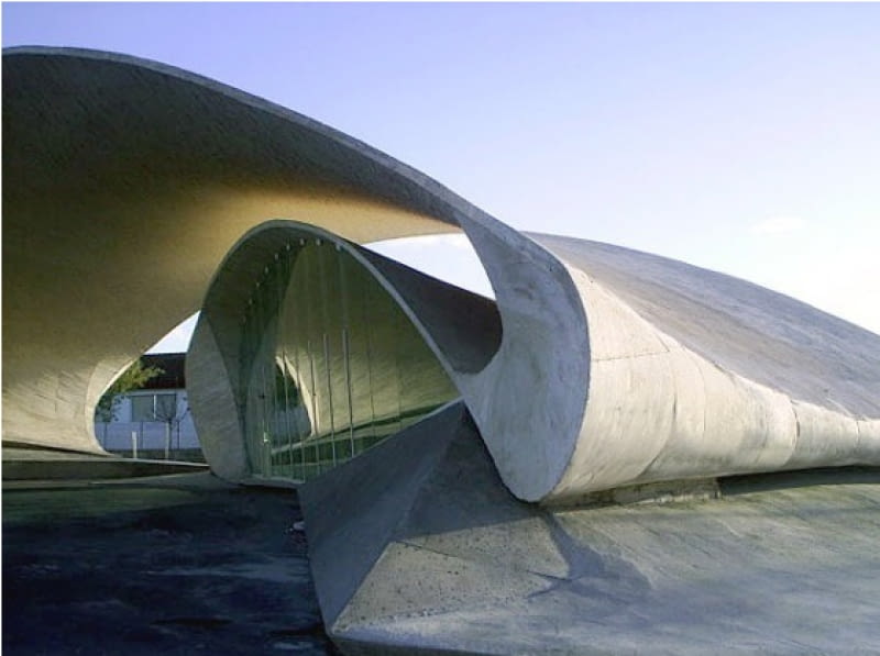 Przystanek autobusowy w Casar deCaceres w Hiszpanii. autor: Justo Garcia Rubio Arquitecto. Przystanek w hiszpańskim mieście Casar de Cáceres to zupełne przeciwieństwo ortogonalności, do której jesteśmy przyzwyczajeni. Architekci pokusili się o bardzo oryginalną i delikatną strukturę, w której podłogi, ściany i dach są jednym, płynnie przekształcającym się, falującym elementem. Bardzo dynamiczna forma i minimalizm użytych materiałów powodują, że przystanek można odbierać bardziej w charakterze rzeźby niż elementu małej architektury. Kojarzy się z zastygniętą wstęgą, tworzącą uroczysty baldachim. mała architektura, mała bryła, hiszpania, Justo Garcia Rubio, Casar deCaceres