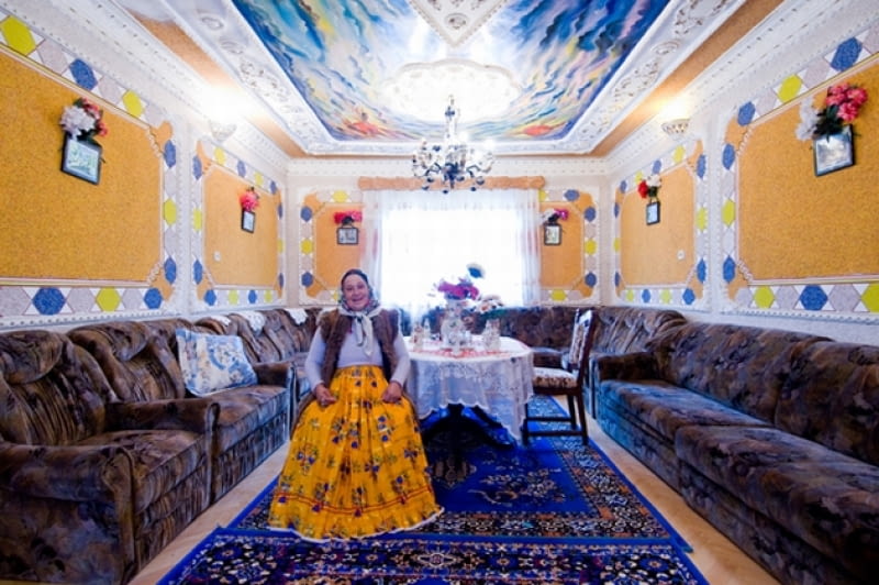 Zdjęcie z cyklu Gipsy Interiors; fot. Carlo Gianferro. "Gipsy Inetriors", wnętrza, cygani