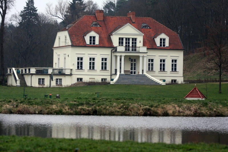 CHOBIELIN, dworek Radosława Sikorskiego 04.04.2008 CHOBIELIN , DWOREK NALEZACY DO MINISTRA SPRAW ZAGRANICZNYCH RADOSLAWA SIKORSKIEGO . FOT. KRZYSZTOF SZATKOWSKI / AGENCJA GAZETA