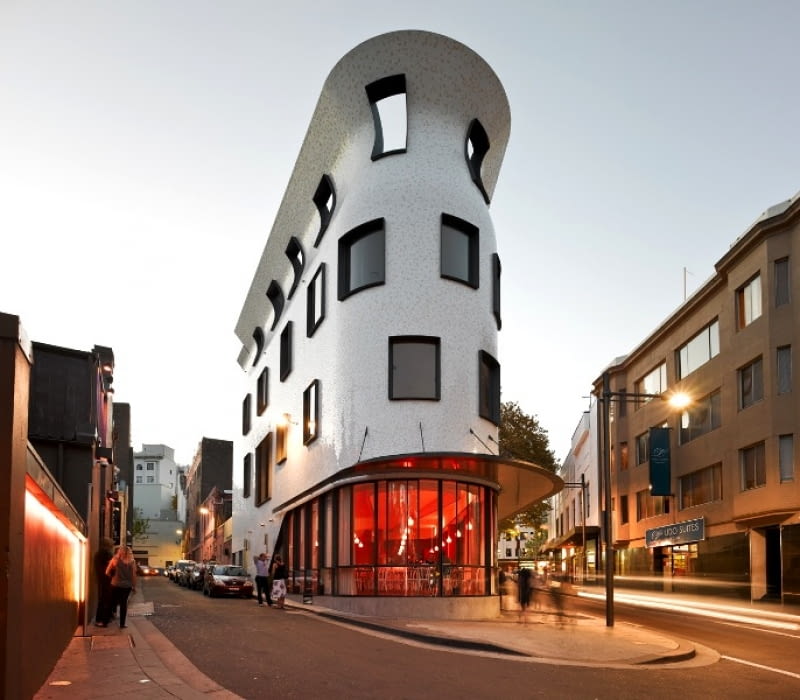 Klinowaty obiekt z charakterystycznym wygięciem ścian, dzieło australijskiej pracowni Durbach Block Architects, mieści w sobie restaurację oraz powierzchnie biurowe. sydney, nietypowe, australia, restauracja, elewacja