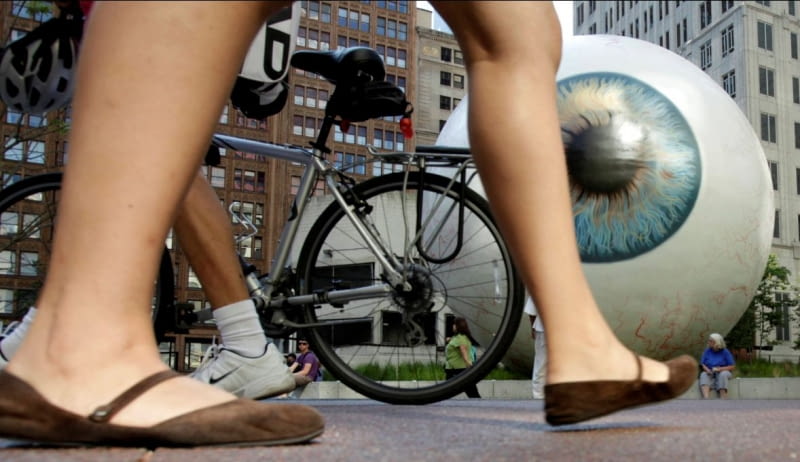 Gigantyczna rzeźba przedstawiająca gałkę oczną stanęła w centrum Chicago Gigantyczna rzeźba przedstawiająca gałkę oczną stanęła w centrum Chicago Tony Tasset