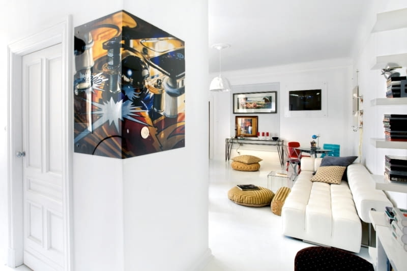 Na narożniku szafy nietypowo zamontowana reprodukcja obrazu 'Pin Ball' Charlesa Bella. Biała sofa marki Iker, lampa Successful Living marki Diesel Home Collection. Obicia poduch szyte ręcznie przez właścicielkę. Na narożniku szafy nietypowo zamontowana reprodukcja obrazu 'Pin Ball' Charlesa Bella. Biała sofa marki Iker, lampa Successful Living marki Diesel Home Collection. Obicia poduch szyte ręcznie przez właścicielkę.