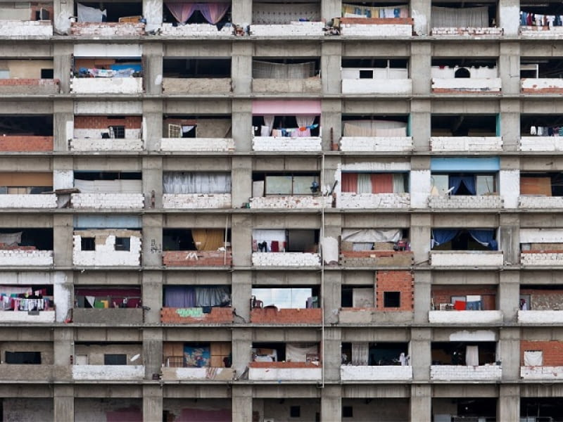 Wertykalna Fawela - niedokończony wieżowiec Torre David w Caracas, który zasiedlili bezdomni. Przykład architektury powstającej spontanicznie w oparciu o relacje międzyludzkie. Wertykalna Fawela - wieżowiec Torre David w Caracas, przykład architektury powstającej spontanicznie w oparciu o relacje międzyludzkie.