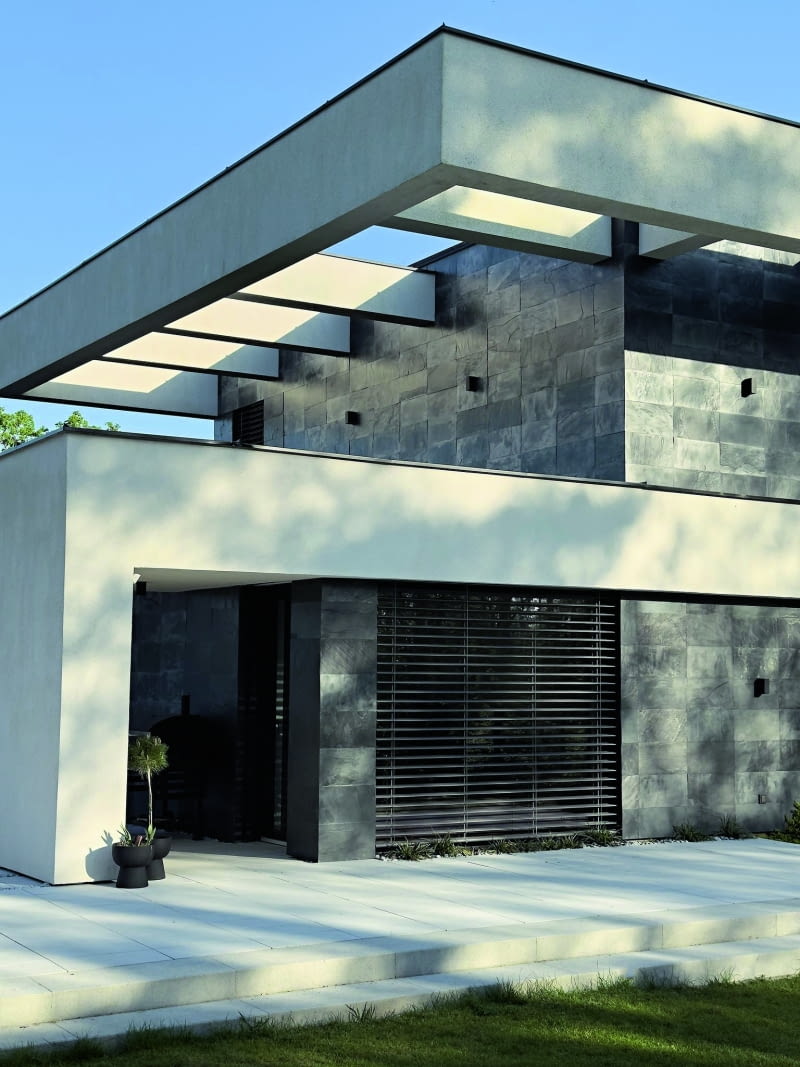 W bardzo bliskim sąsiedztwie lasu powstał dom jednorodzinny, który jest żywym dowodem na to, jak budynki z katalogu potrafią nawiązywać niepowtarzalną relację z mieszkańcami i z otoczeniem.