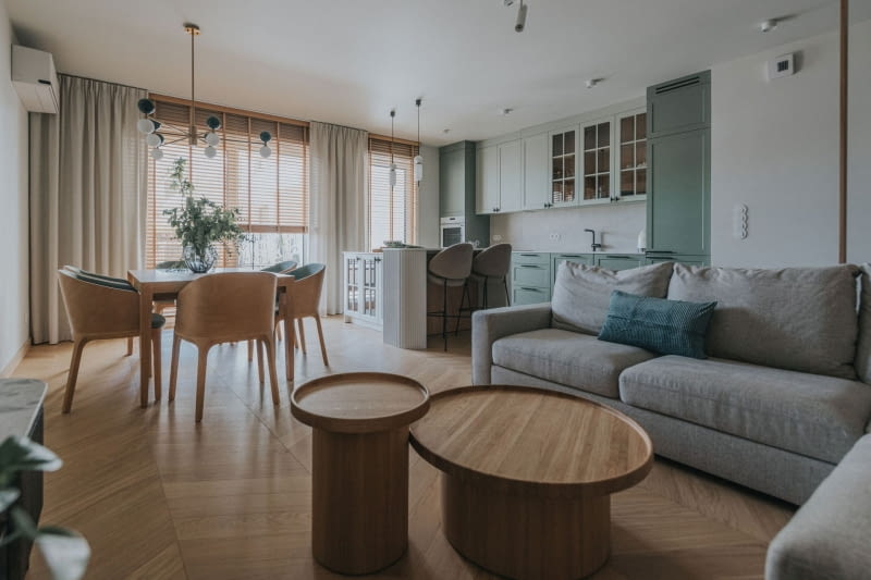 Światło, drewno i zieleń: współczesny azyl w sercu Jeżyc Światło, drewno i zieleń: współczesny azyl w sercu Jeżyc