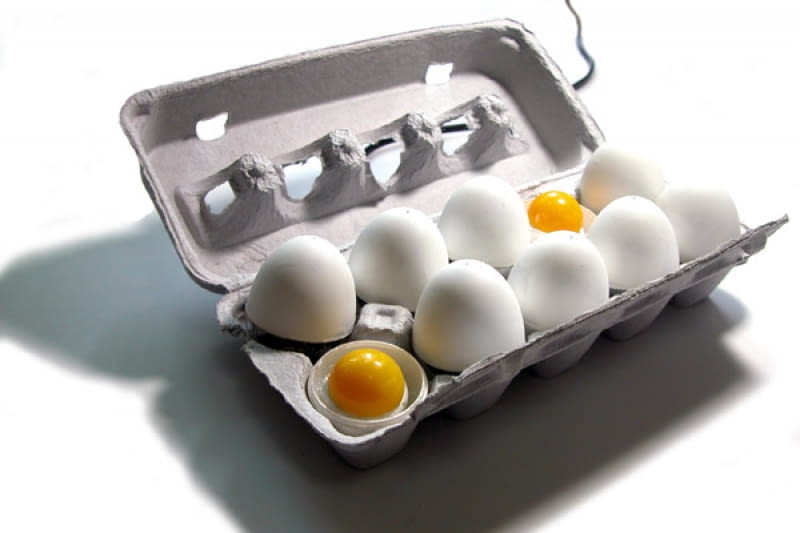 SMART EGG zaprojektował Joonsoo Kim. Myślisz że to zwykła wytłoczka z jajkami? Nic bardziej mylnego! To oryginalna lampka stołowa. SMART EGG projektu Joonsoo Kim.