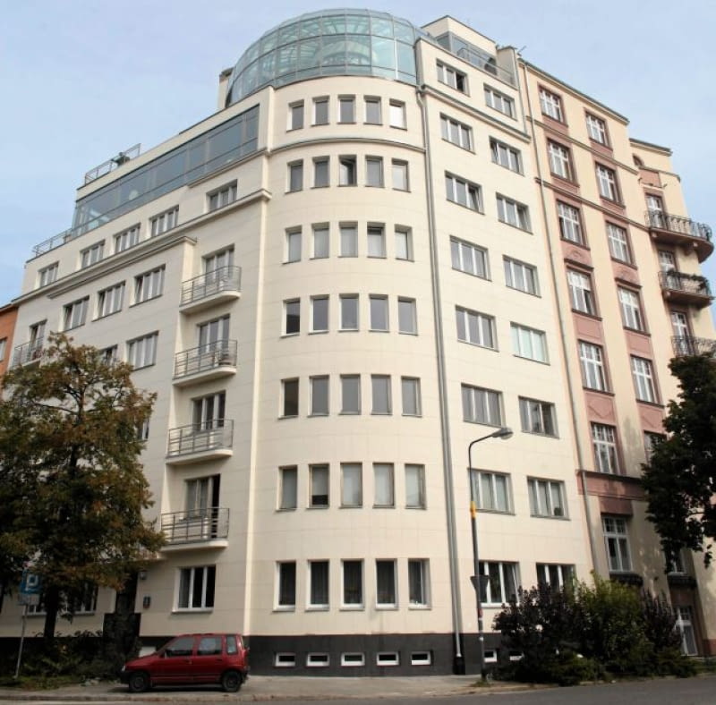 09.09.2010 WARSZAWA , WYREMONTOWANA KAMIENICA ZE SZKLANA KOPULA U ZBIEGU ULIC SPACEROWEJ I KLONOWEJ . FOT. ROBERT KOWALEWSKI / AGENCJA GAZETA